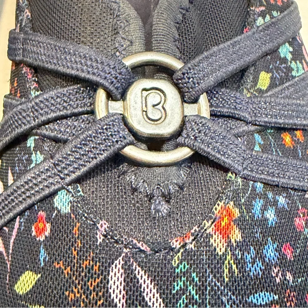 Bzees Women's Floral Slip On Comfort‎ Shoes Size 6M Navy Floral Walking Sneakers